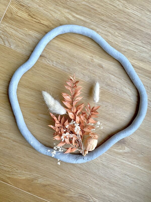 Wandring / Dekoring Ton in betongrau mit Trockenblumen 25cm