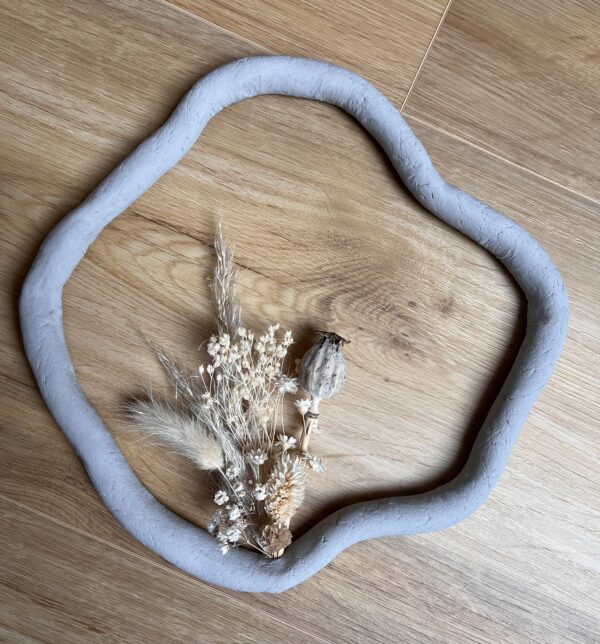Wandring / Dekoring Ton in betongrau mit Trockenblumen 23cm